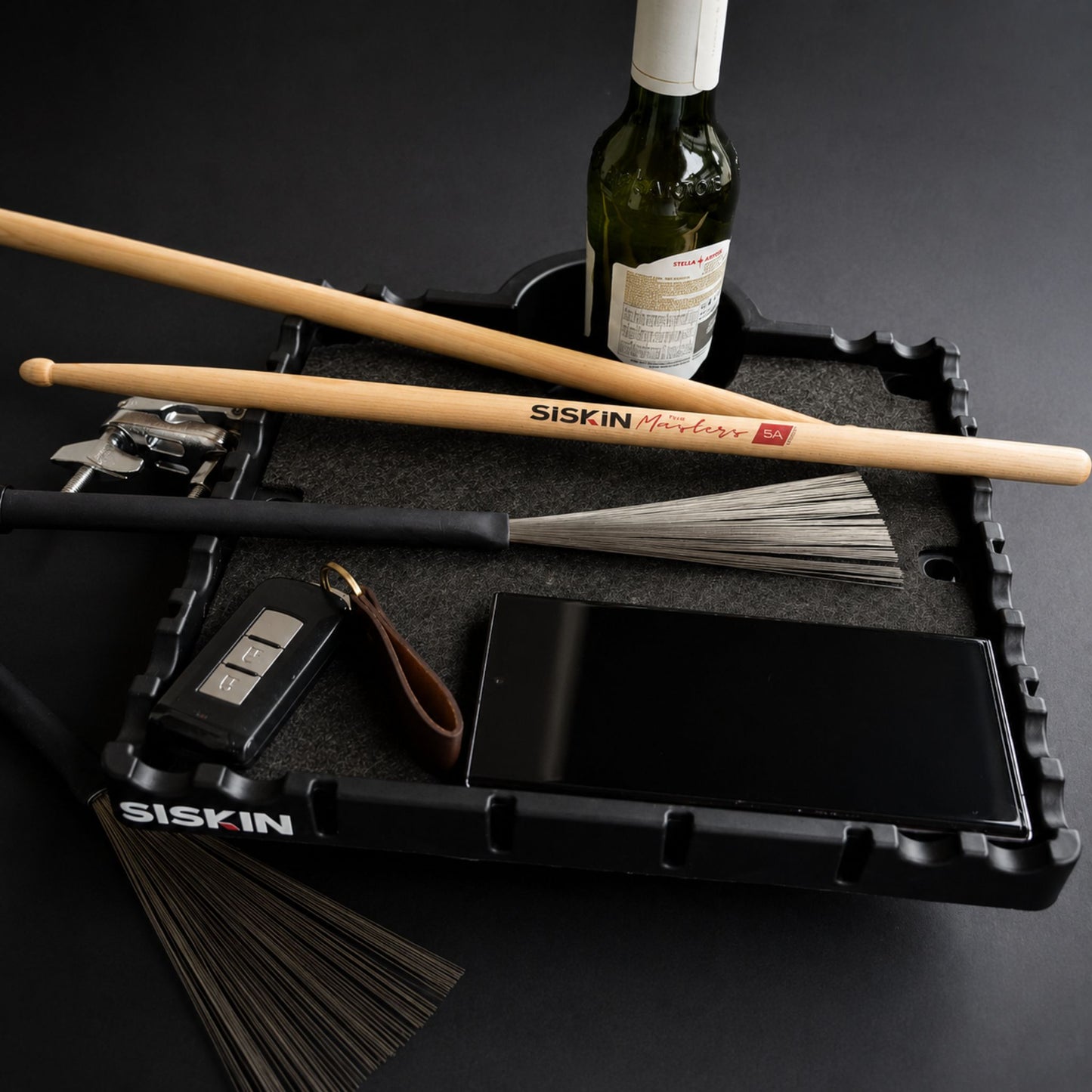 SISKIN DrumDock™
Universal Drum Accessory Tray with Cup Holder & Anti-Roll Stick Grooves